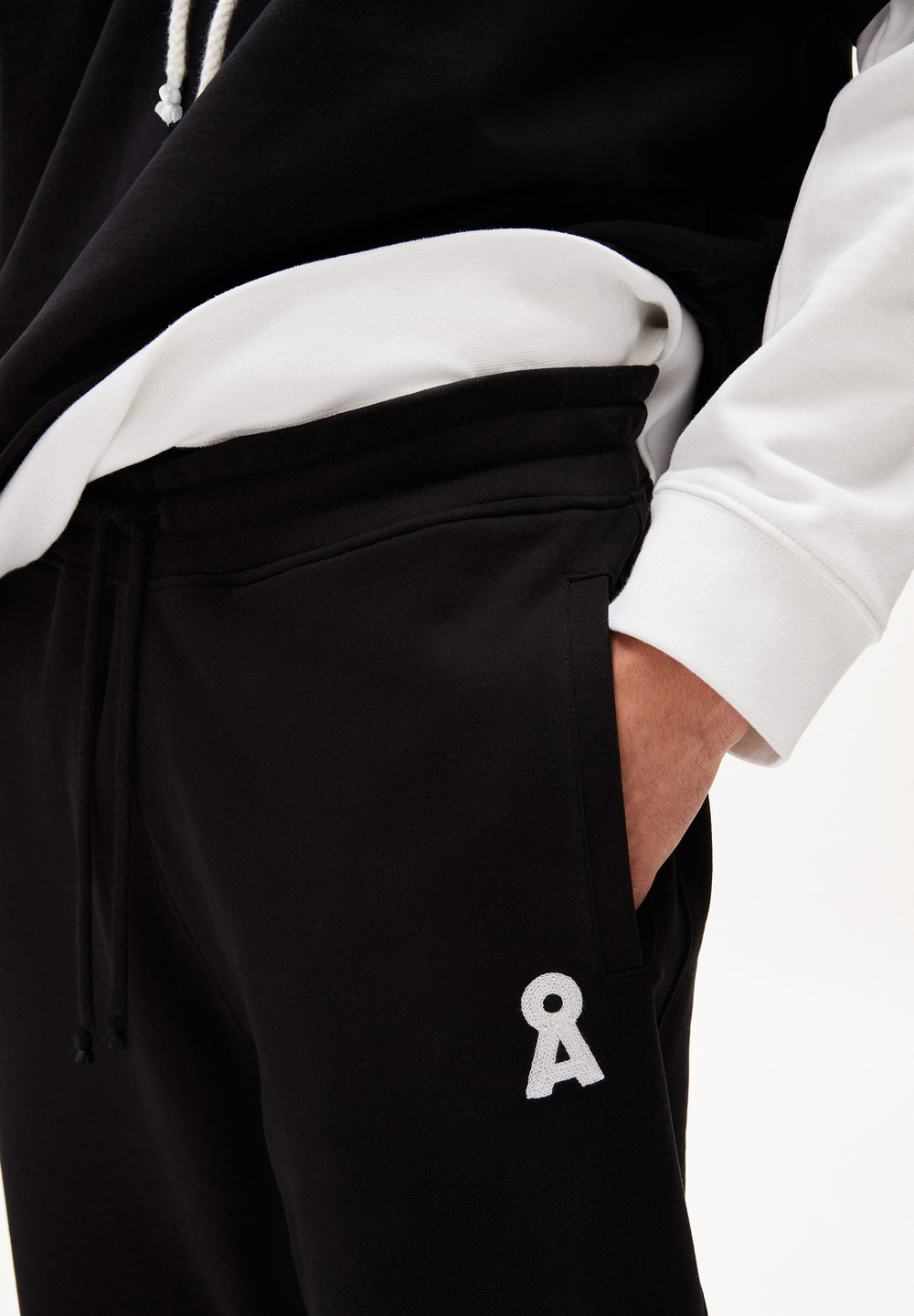 ARMEDANGELS AAIKE ICONIC CAPSULE Heavyweight Sweat Pants Regular Fit made of Organic Cotton Mix Černé | JSORC7921