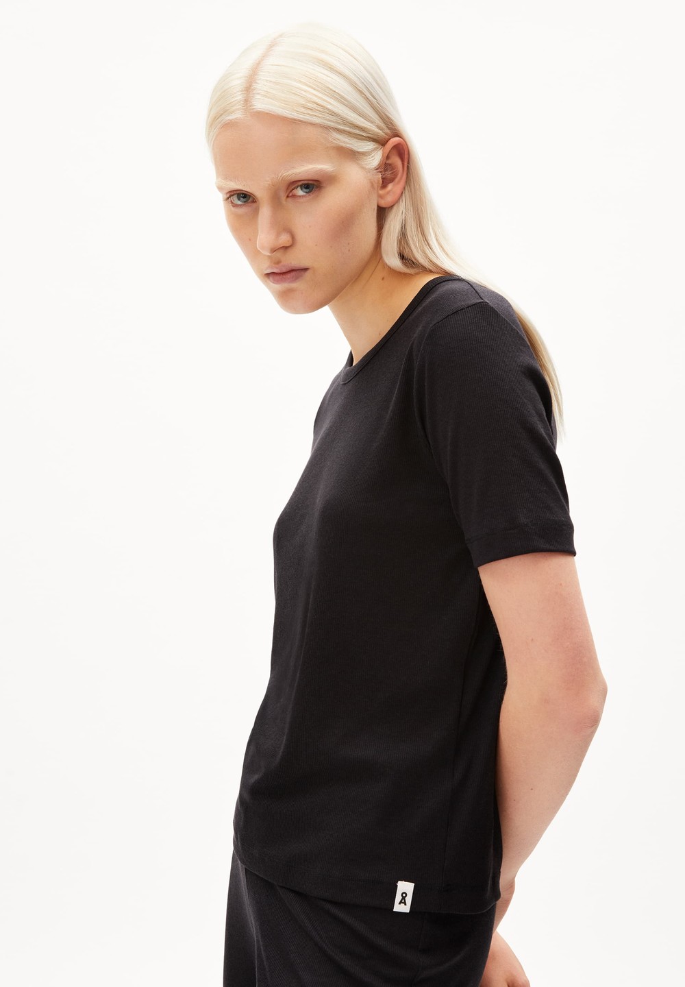 ARMEDANGELS GENEVRAA Rib T-Shirt Regular Fit made of TENCEL™ Lyocell Mix Černé | HGKTM9021