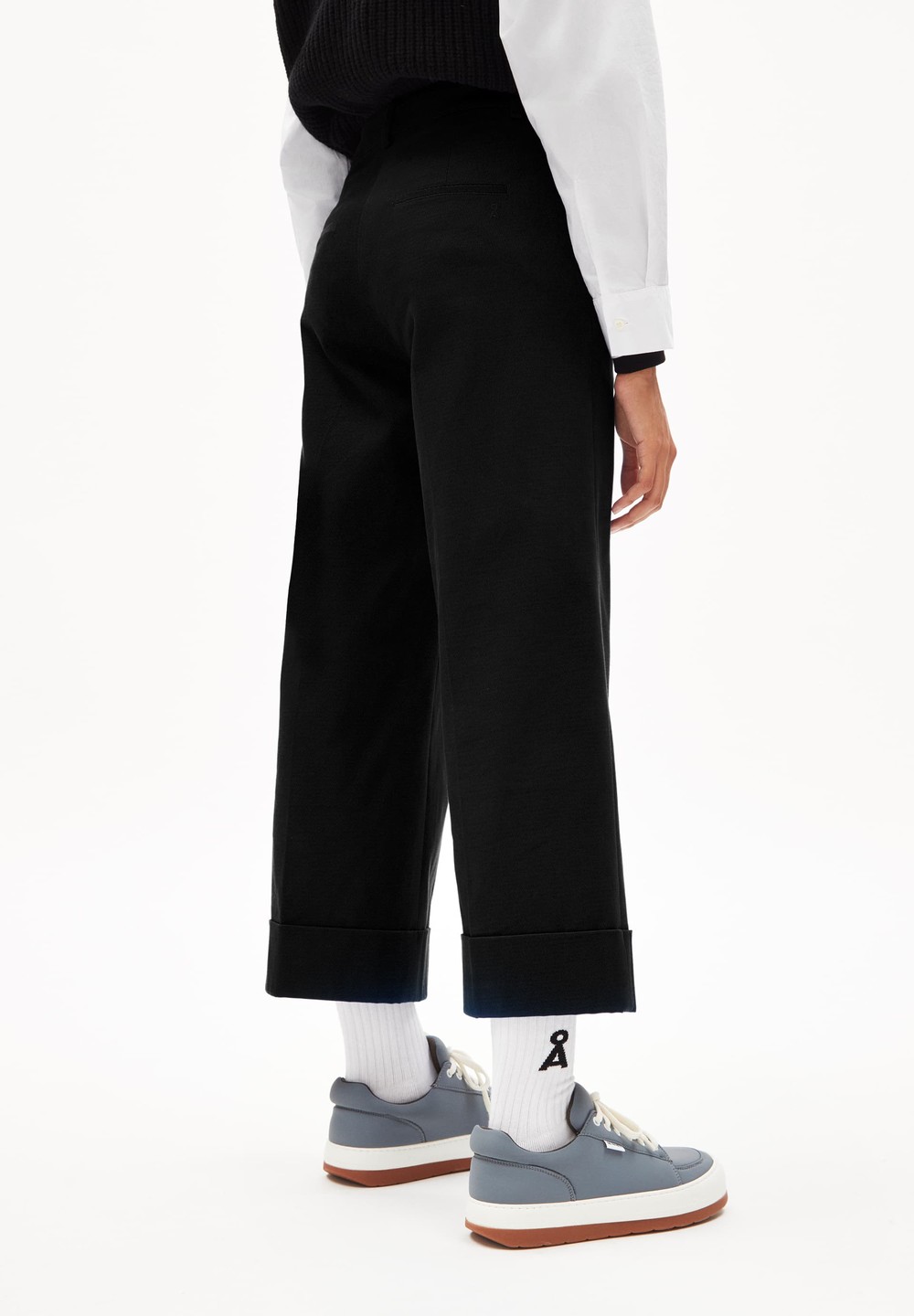 ARMEDANGELS GEORGETAA Chino Pants Loose Fit made of Organic Cotton Mix Černé | OVSLP8426