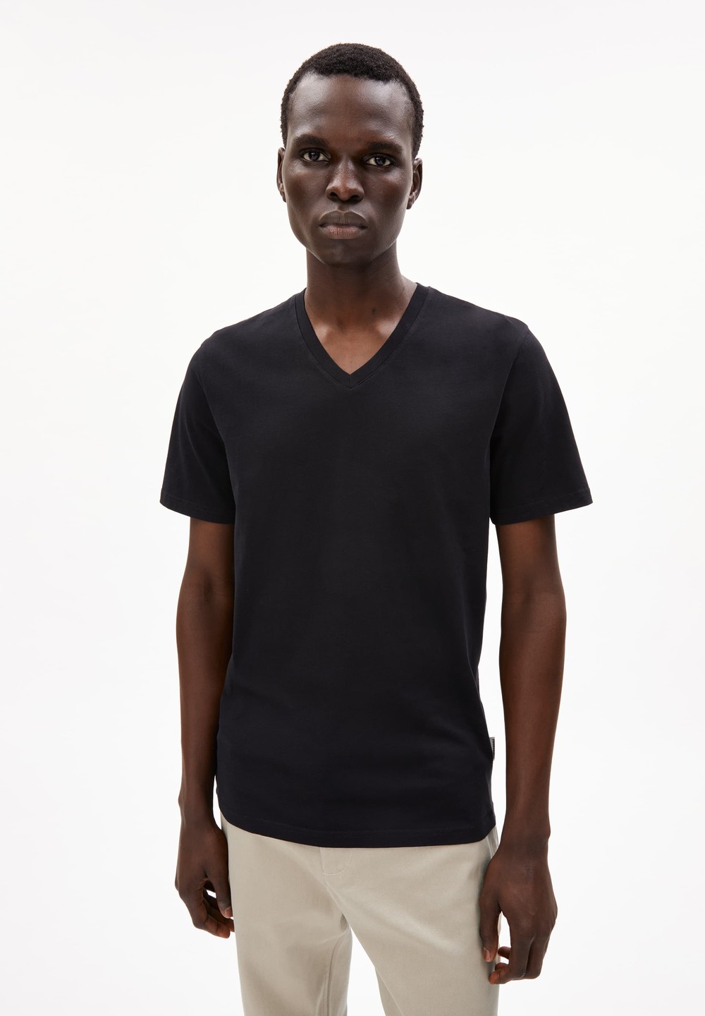 ARMEDANGELS JAAMES V-NECK T-Shirt Regular Fit made of Organic Cotton Černé | ZXGBS1549