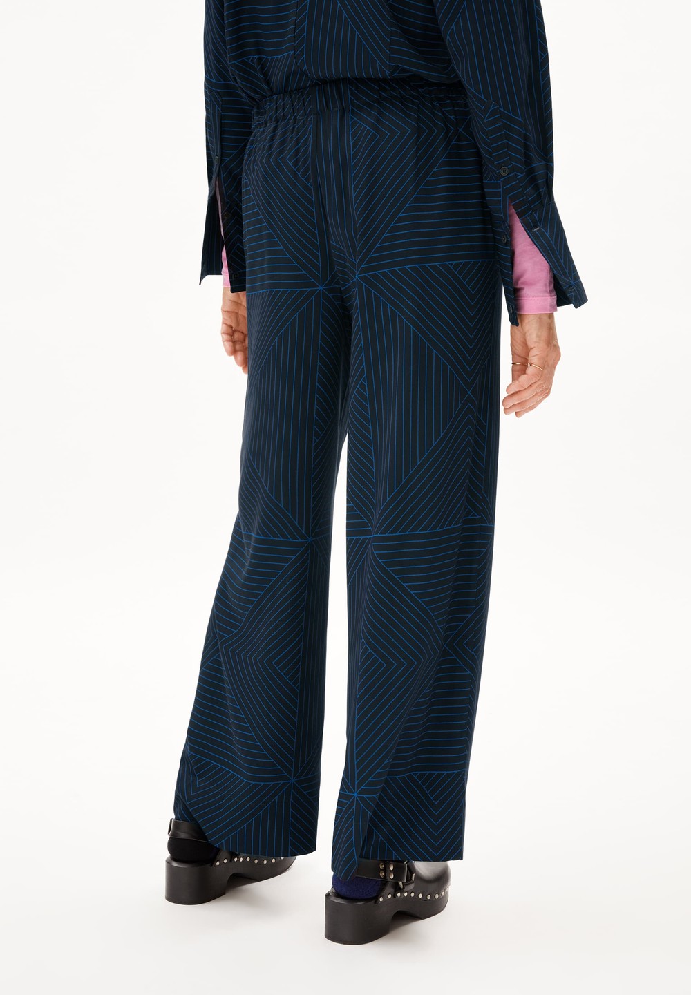 ARMEDANGELS JOVAALIE GRAPHIC LINES Woven Pants made of LENZING™ ECOVERO™ Viscose Cool Ash | BTYZC9367