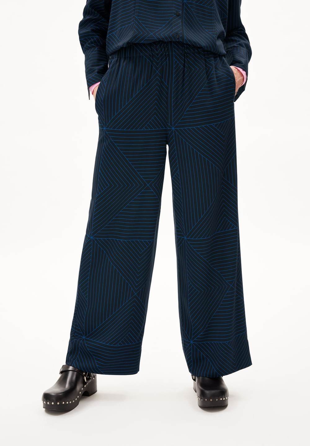 ARMEDANGELS JOVAALIE GRAPHIC LINES Woven Pants made of LENZING™ ECOVERO™ Viscose Cool Ash | BTYZC9367