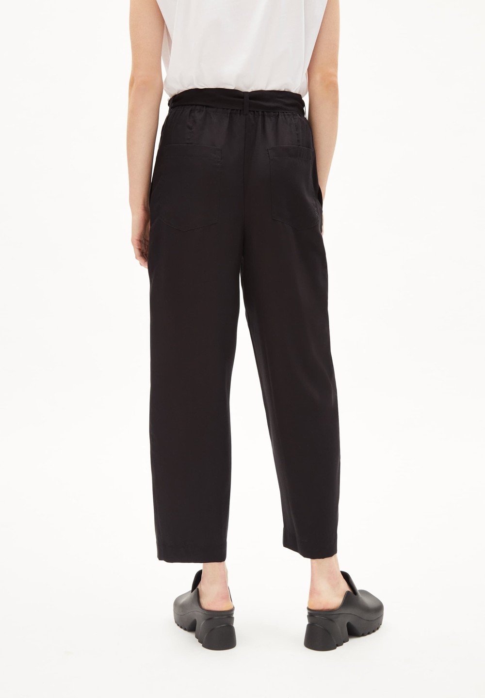 ARMEDANGELS SAAMERA Woven Pants Relaxed Fit made of TENCEL™ Lyocell Černé | BXFWP4067