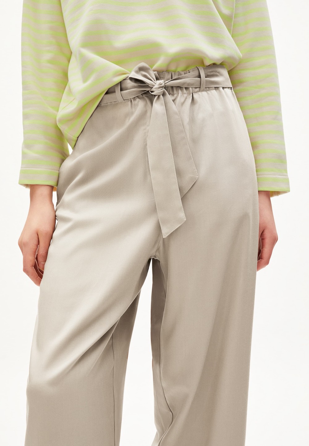 ARMEDANGELS SAAMERA Woven Pants Relaxed Fit made of TENCEL™ Lyocell Světle | SQJTV3916