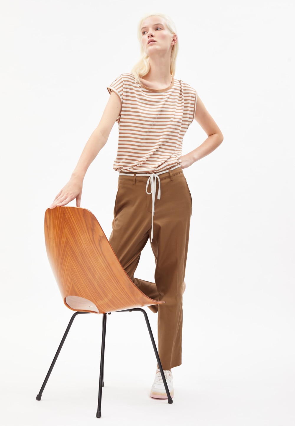 ARMEDANGELS VARMAA SOLID Pants made of Organic Cotton Mix Smoky Almond | ESQMJ1425