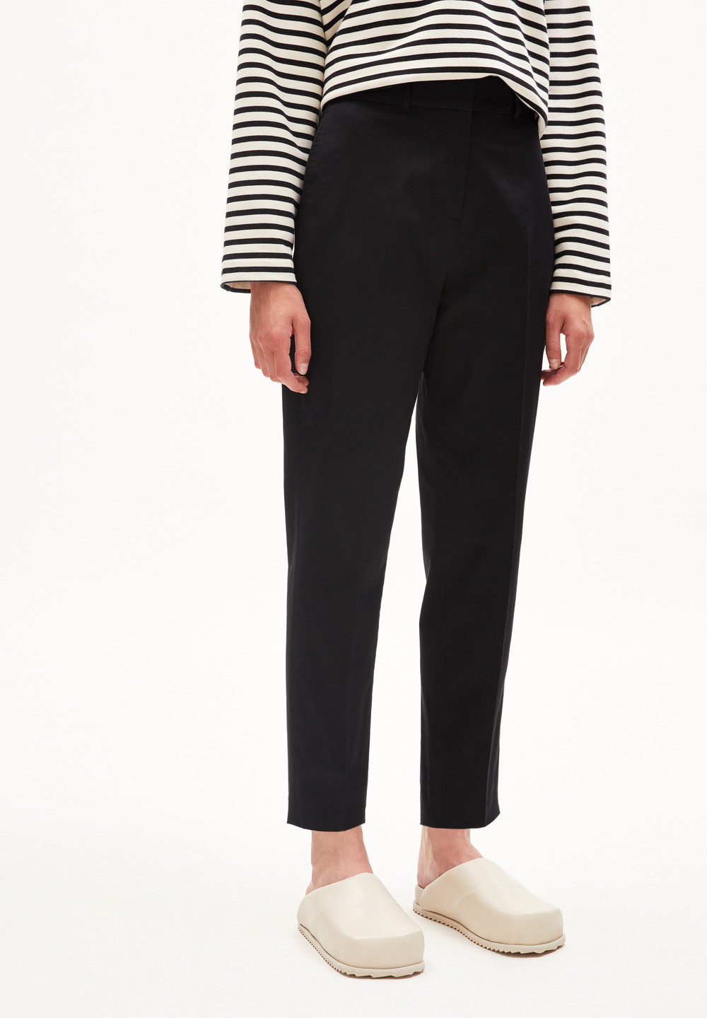 ARMEDANGELS WARMAAR Woven Pants Regular Fit made of Organic Cotton Mix Černé | MBJFG5201